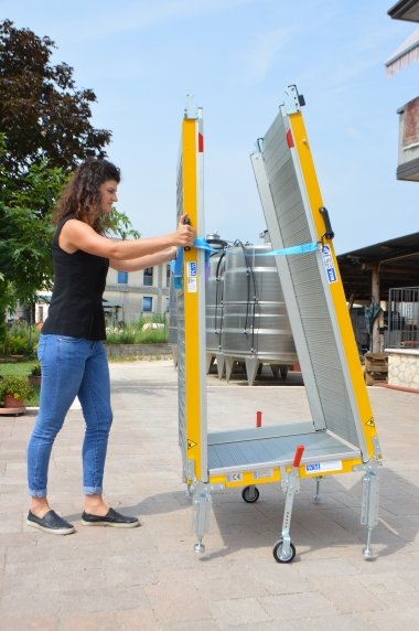 donna che sposta la rampa chiusa 