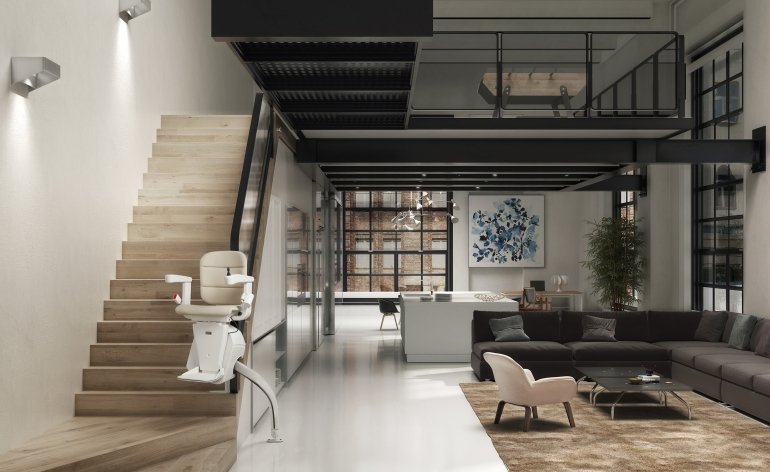 salone di una casa con montascale a poltroncina applicato ad una scala ibile