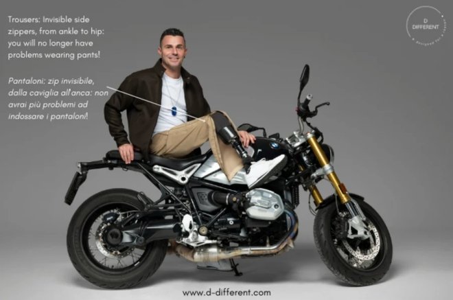 emiliano malagoli in sella alla moto mentre indossa un pantalone la cui parte inferiore è aperta e lascia intravedere la protesi alla gamba