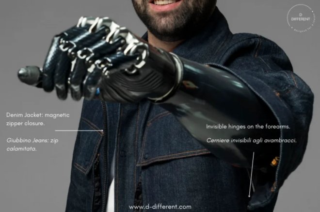 dettaglio del polsino di una camicia indossata da una persona con protesi di braccio e mano 