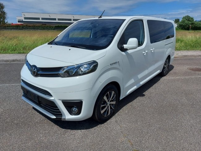 Toyota_E-Proace_Verso_passo_lungo_allesttimento_Olmedo_trasporto_carrozzina_veicolo_elettrico