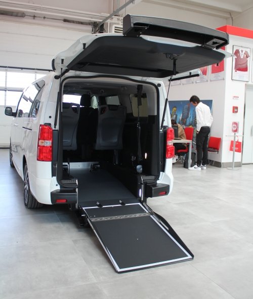 Toyota_E-Proace_Verso_passo_lungo_allesttimento_Olmedo_trasporto_carrozzina_veicolo_elettrico_12