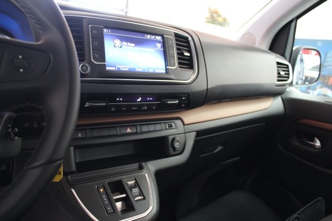 Toyota_E-Proace_Verso_passo_lungo_allesttimento_Olmedo_trasporto_carrozzina_veicolo_elettrico_17