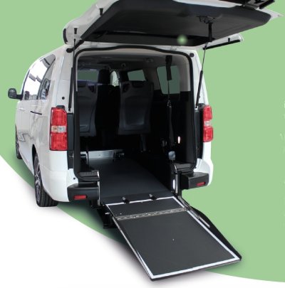 proace electric disabili visto posteriormente, con portellone e rampa aperti