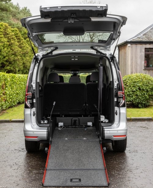 rampa aperta del Caddy maxi con allestimento