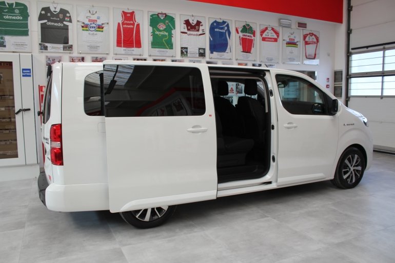 toyota proace vista di lato, con portellone laterale aperto
