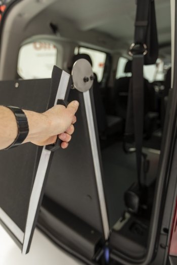 Opel Combo Life allestito per trasporto disabili in carrozzina disponibile in pronta consegna rampa opel combo 1