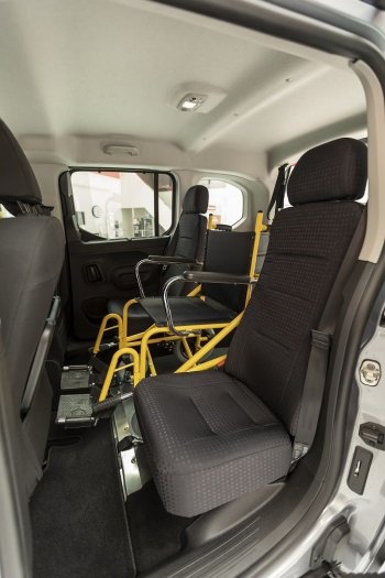 Opel Combo Life allestito per trasporto disabili in carrozzina disponibile in pronta consegna sedili interni opel 1