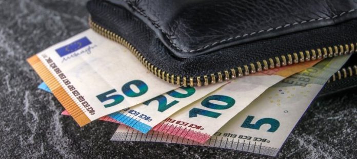 alcune banconote si intravedono da un portafoglio