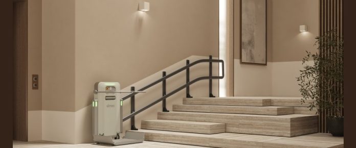 montascale a piattaforma installato su scala di un edifcio interno