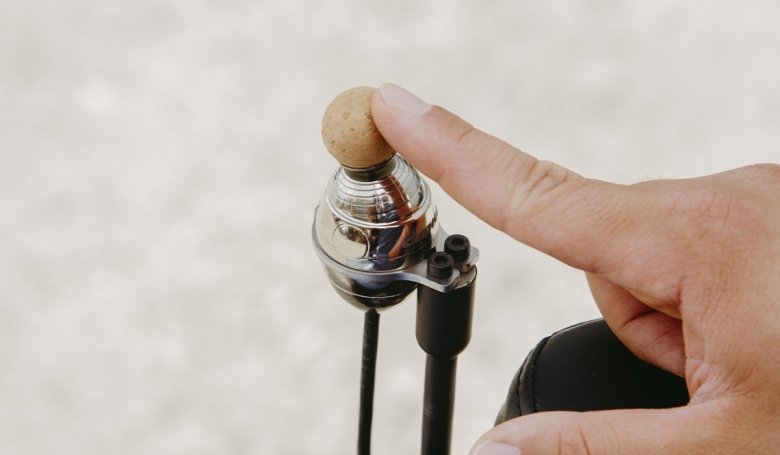 dettaglio di un utente che con il dito indice gestisce il joystick Dome