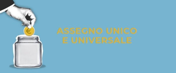 illustrazione che rappresengta una mano che mette una moneta in un barattolo di vetro, e la scritta assegno unico universale