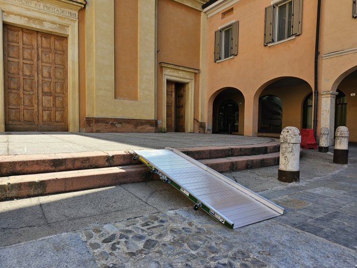 rampa posta sopra ad alcuni gradini per consentire l'accesso al piazzale davanti ad una chiesa