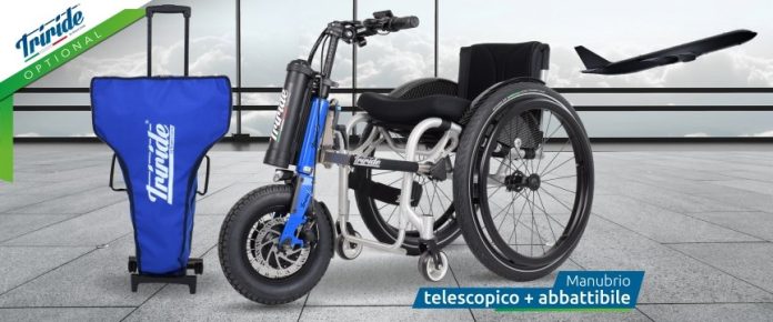 triride agganciato a una carrozzina,vicino a una borsa porta manubrio