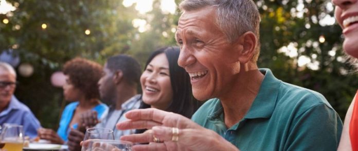 uomo di mezza età ad una festa
