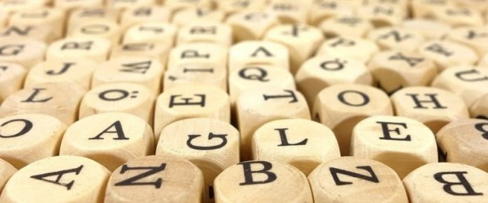 insieme di cubi di legno con lettere sparsi