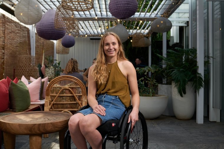 ragazza in carrozzina sulla quale sono utilizzati sistemi posturali spex