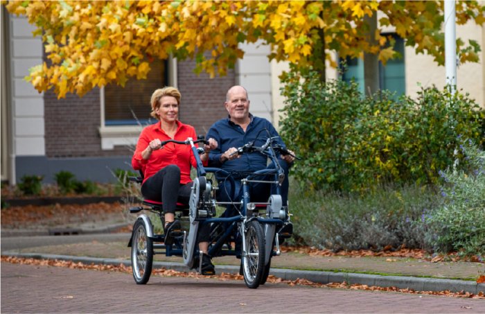 due anziani sulla bisi doppia