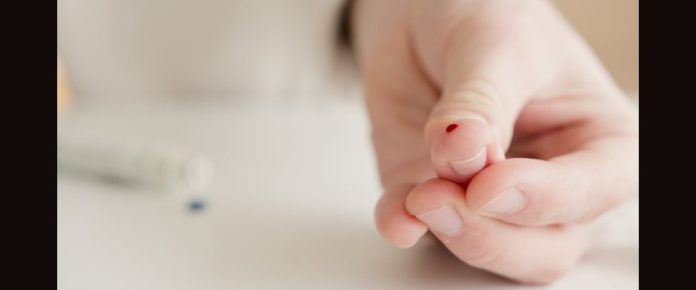 dettagli di una goccia di sangue per controllo gliecemia