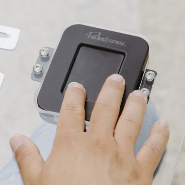 2Touch di Rehatronic: dispositivo touchpad per guidare la carrozzina con un dito rehatronic 2touch 03