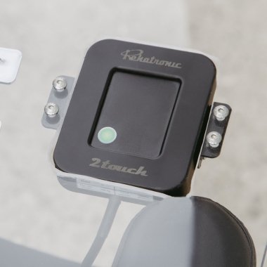 2Touch di Rehatronic: dispositivo touchpad per guidare la carrozzina con un dito rehatronic 2touch 04 1