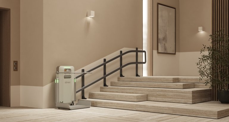 servoscala per carrozzina installato  per superatre alcuni gradini in una ambiente elegante