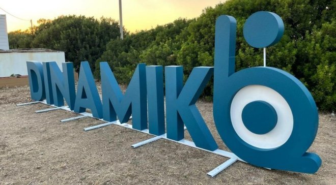 dinamiko beach logo sulla spiaggia