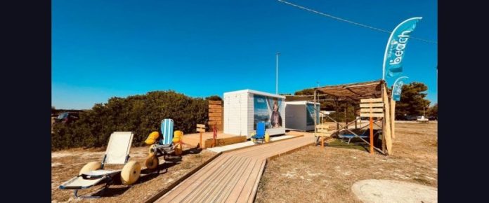 spiaggia con passerella e sedie job