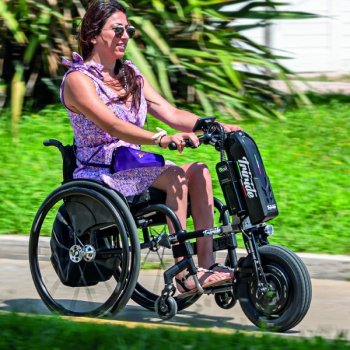 ragazza in carrozzina con triride agganciato