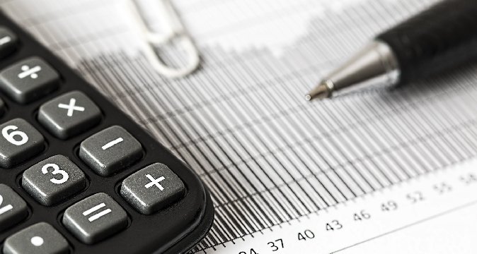 calcolatrice, penna e foglio