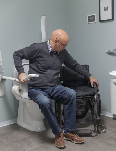 utente  si trasferisce da carrozzina a wc