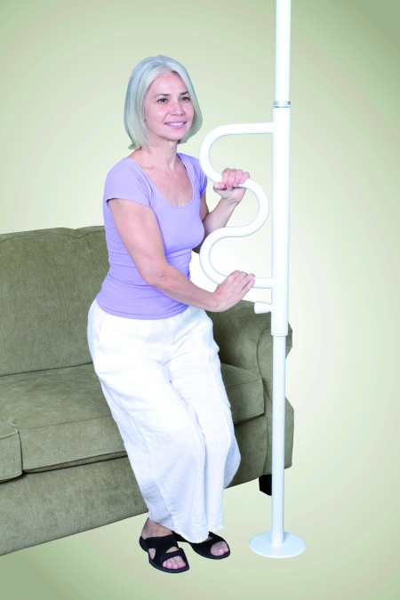 signora utilizza pole come supporto per alzarsi dal divano