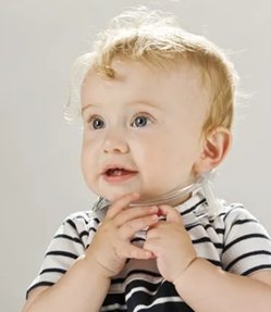 bambino indossa il collare TOT