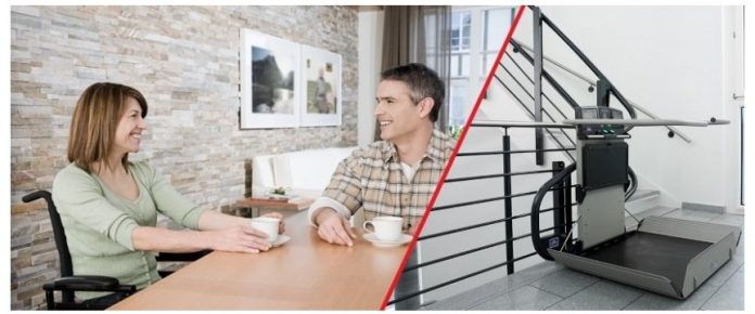 foto con un montascale e una coppia che beve il tè, lei è in carrozzina