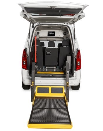 portellone posteriore aperto su mezzo accessibile per accesso carrozzine