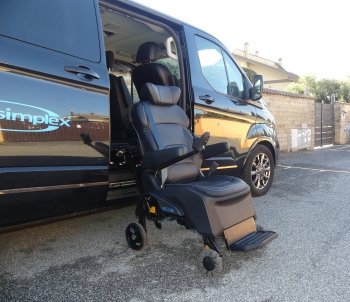 sedile auto all'esterno della macchina, trasformato in carrozzina