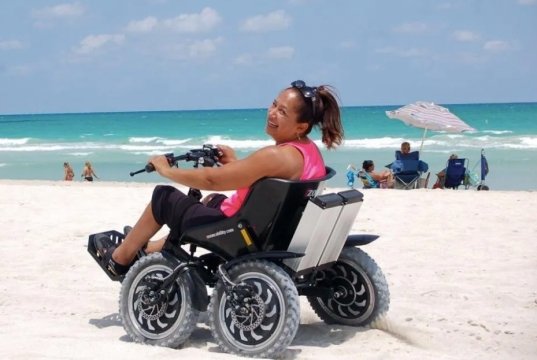 ragazza in spiaggia a bordo del quad zoom
