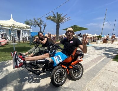 una ragazza e un ragazzo con una protesi alla gamba a bordo di due quad zoom