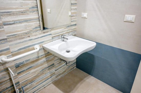 dettaglio del lavandinonel bagno di un alloggio accessibile in salento