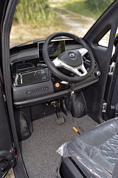 Minicar elettrica per anziani e disabili che si guida senza patente minicar elettrica interni 1