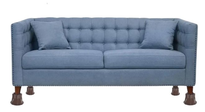 divano con rialzi per aumentarne l'altezza