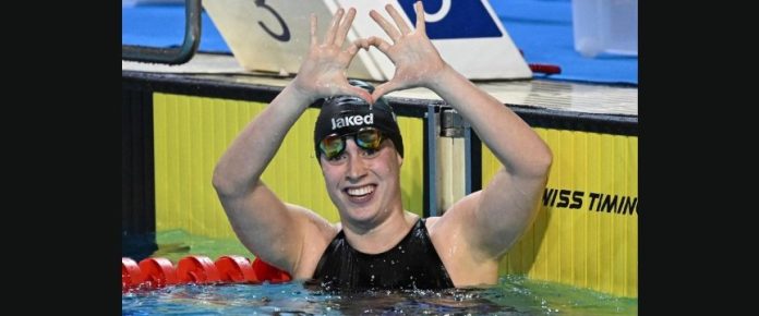 carlotta gilli n vasca fa il simbolo del cuore con le mani