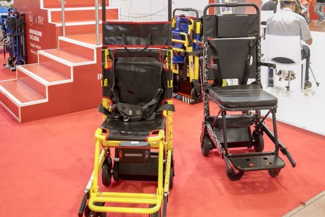 due modelli di carrozzine per soccorso di persone disabili a reas