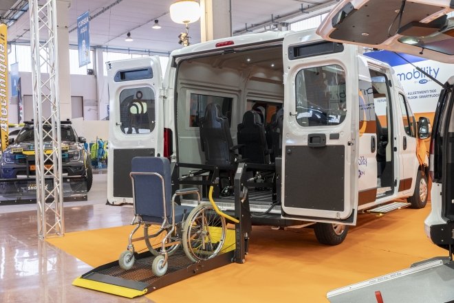 a reas un veicolo allestito per accesso e trasporto di carrozzine per persone disabili