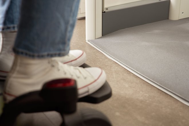 dettaglio dell'entrata della carrozzina in ascensore, a filo pavimento