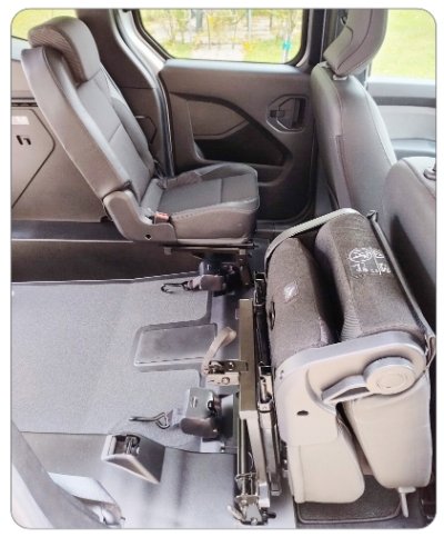 spazio interno kangoo allestito per trasporto carrozzine disabili 
