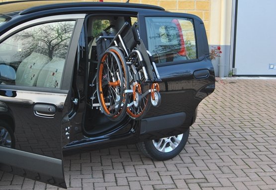 robot carica carrozzina auto