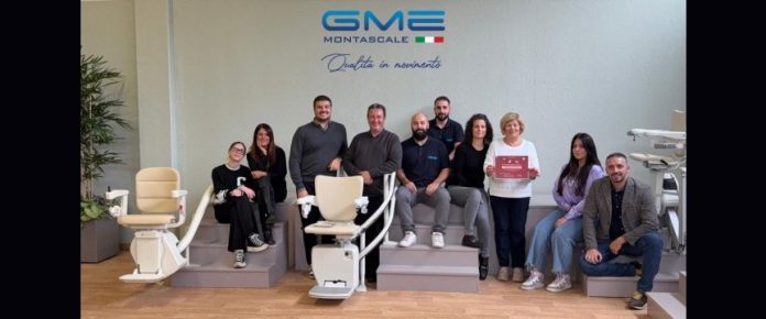 foto di gruppo del team di dipendenti di GME Montascale