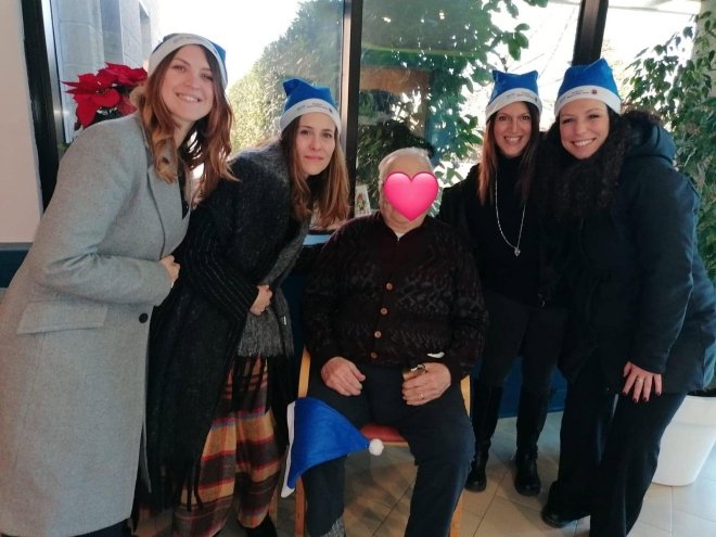 alcune dipendenti di GME montascale insieme ad una signora ospite di una RSA nell'ambito dell'iniziativa Nipoti di babbo natale