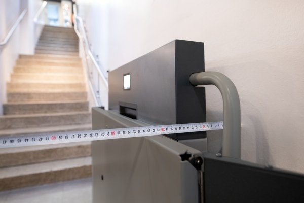 GTLE di Mobility Care: servoscala disabili per tutti i tipi di scale con piattaforma di diverse dimensioni, acquistabile con detrazione fiscale ingombro misure piattaforma disabili 2